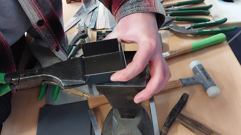 Besucher am Messestand von Werkstück stellt Metallschachtel her Besucher am Messestand von Werkstück stellt Metallschachtel her