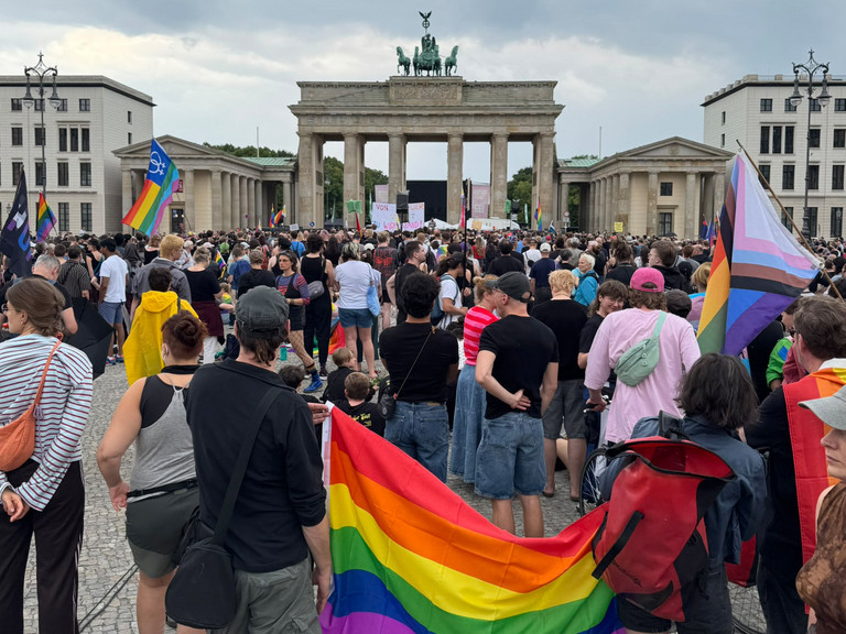 Acht bis zehntausend Menschen versammeln sich am 26. Juli 2026 auf dem Pariser Platz am Brandenburger Tor zu einer Gedenkfeier.