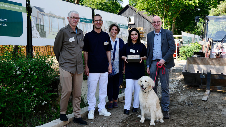 Gruppenfoto: Teamleiter Ralf Damm, Auszubildende Siavash Bagheri und Zahra Albu-Mohammed mit Silvana Schumacher und Hospiz-Geschäftsführer Walther Seiler vor der Baustelle des Hospizes (v.l.n.r.) Gruppenfoto: Teamleiter Ralf Damm, Auszubildende Siavash Bagheri und Zahra Albu-Mohammed mit Silvana Schumacher und Hospiz-Geschäftsführer Walther Seiler vor der Baustelle des Hospizes (v.l.n.r.)